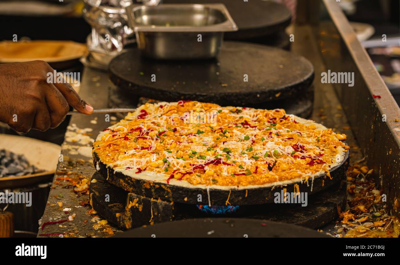 Uno chef che prepara una varietà di salsa in un festival alimentare Foto Stock