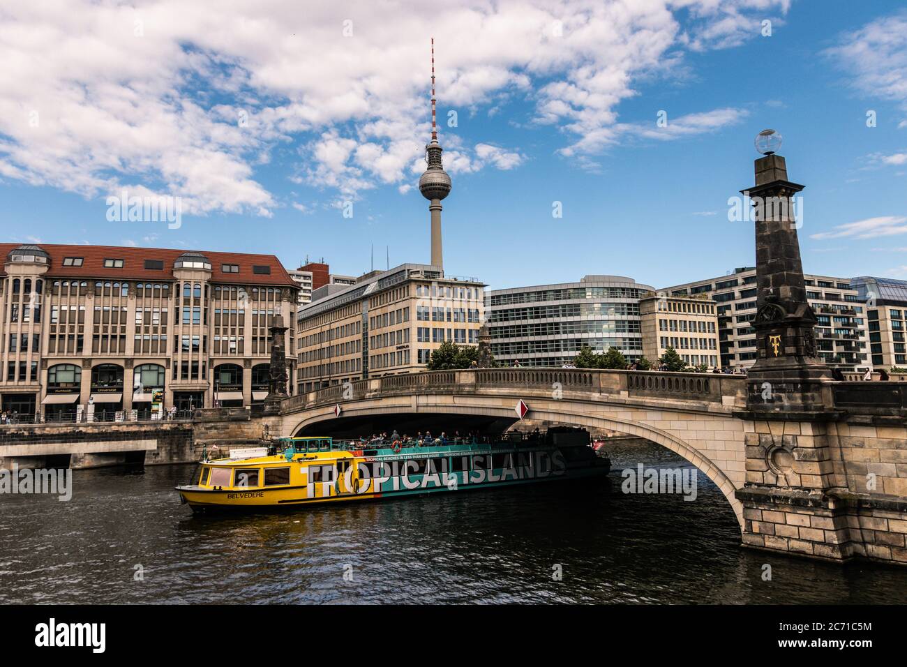 Berlino, Germania - 12 luglio 2020 - la storica Friedrichsbrücke con una nave da crociera fluviale di fronte agli edifici storici e alla torre della televisione di Berlino Foto Stock Berlino, Germania - 12 luglio 2020 - la storica Friedrichsbrücke con una nave da crociera fluviale di fronte agli edifici storici e alla torre della televisione di Berlino Foto Stock