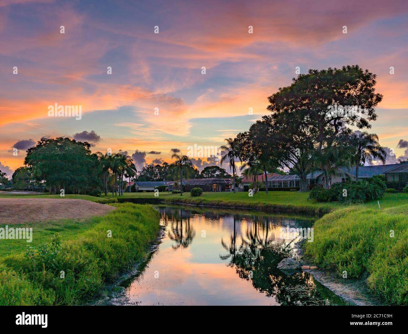 Sarasota, USA, 12 luglio 2020 - Tramonto sulla zona residenziale di Meadows a Sarasota, Florida. Credit: Enrique Shore/Alamy Stock Photo Foto Stock