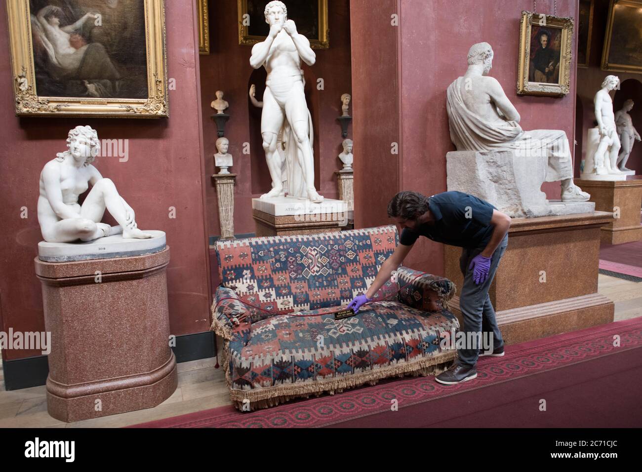 I tocchi finali sono fatti alla Petworth House del National Trust, West Sussex, e accoglie i visitatori dopo il blocco del coronavirus. Il National Trust riaprirà sette delle sue 200 case storiche questa settimana in un progetto pilota per garantire che le misure adottate consentano alle persone di esplorare e godere le proprietà in modo sicuro, osservando le misure di sicurezza e di distanziamento sociale, inclusi i sistemi a senso unico, limitando la capacità e le prenotazioni anticipate. Foto Stock