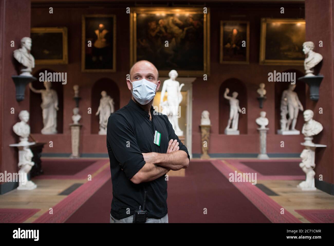 Direttore generale Adam Hastie presso la Casa Petworth del National Trust, West Sussex, che dà il benvenuto ai visitatori dopo il blocco del coronavirus. Il National Trust riaprirà sette delle sue 200 case storiche questa settimana in un progetto pilota per garantire che le misure adottate consentano alle persone di esplorare e godere le proprietà in modo sicuro, osservando le misure di sicurezza e di distanziamento sociale, inclusi i sistemi a senso unico, limitando la capacità e le prenotazioni anticipate. Foto Stock