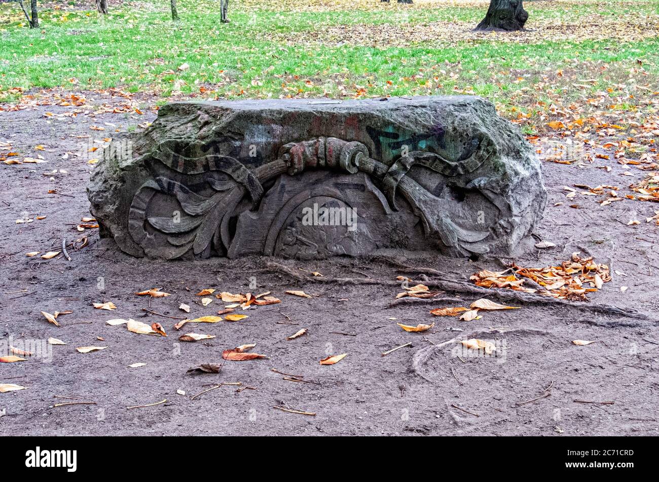 Frammento architettonico trovato nel Parco Monbijou mentre scavando per fare parco. Mitte, Berlino, Germania. Il palazzo Monbijou era su questo sito Foto Stock