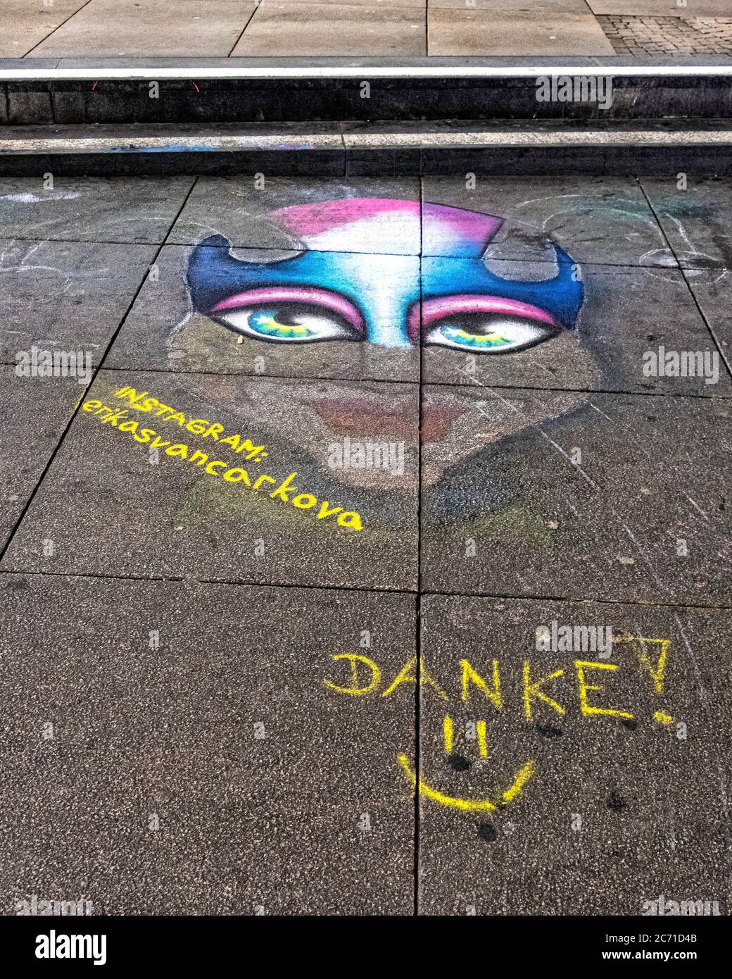 Gesso disegno di faccia con bocca e naso nascosto durante l'epidemia di Coronavirus, Alexander Platz, Mitte, Berlino Foto Stock