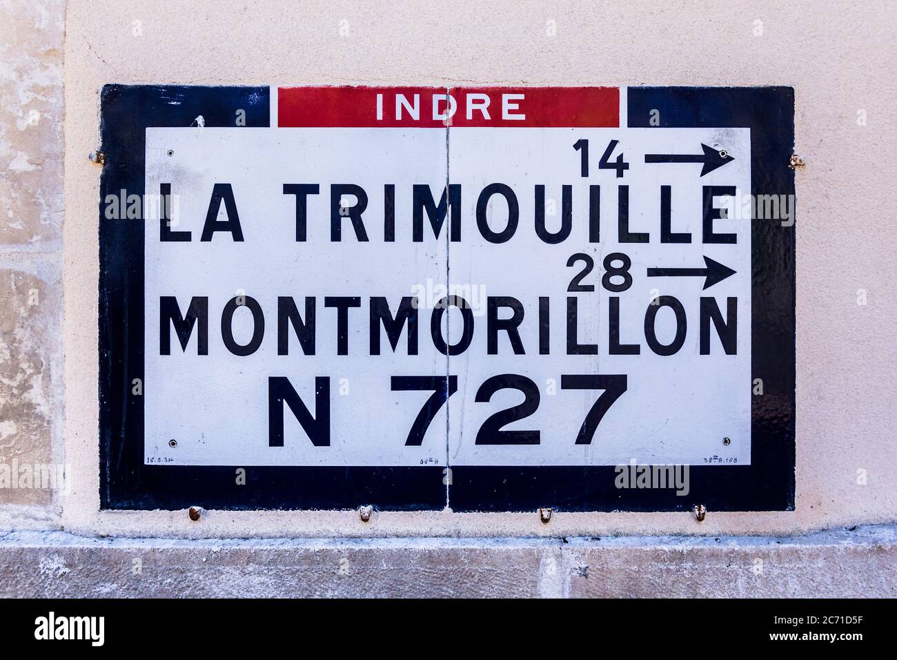 Targa Michelin che mostra le direzioni e le distanze nel centro di Belabre,  Indre (36), Francia Foto stock - Alamy