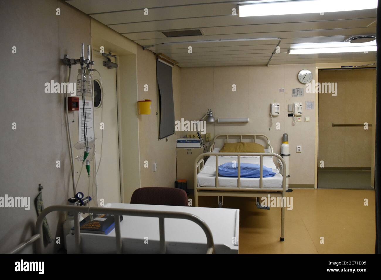 Ospedale sulla nave con due letti all'interno della sovrastruttura del contenitore mercantile nave. Utilizzato per il trattamento dell'equipaggio in casi di emergenza. Foto Stock
