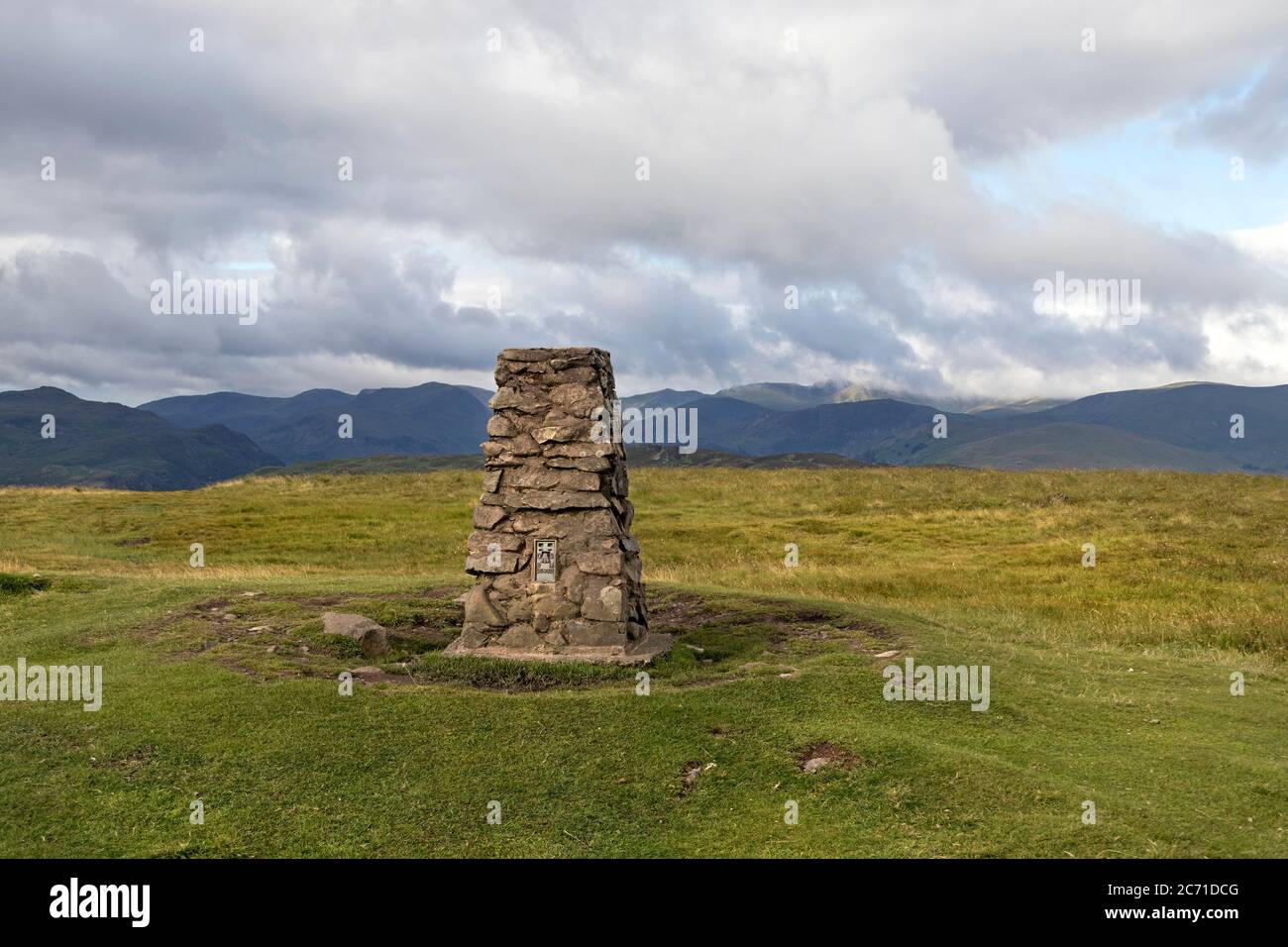 La cima di Little Mell è caduto e la vista verso la catena Helvellyn, Lake District, Cumbria, Regno Unito Foto Stock