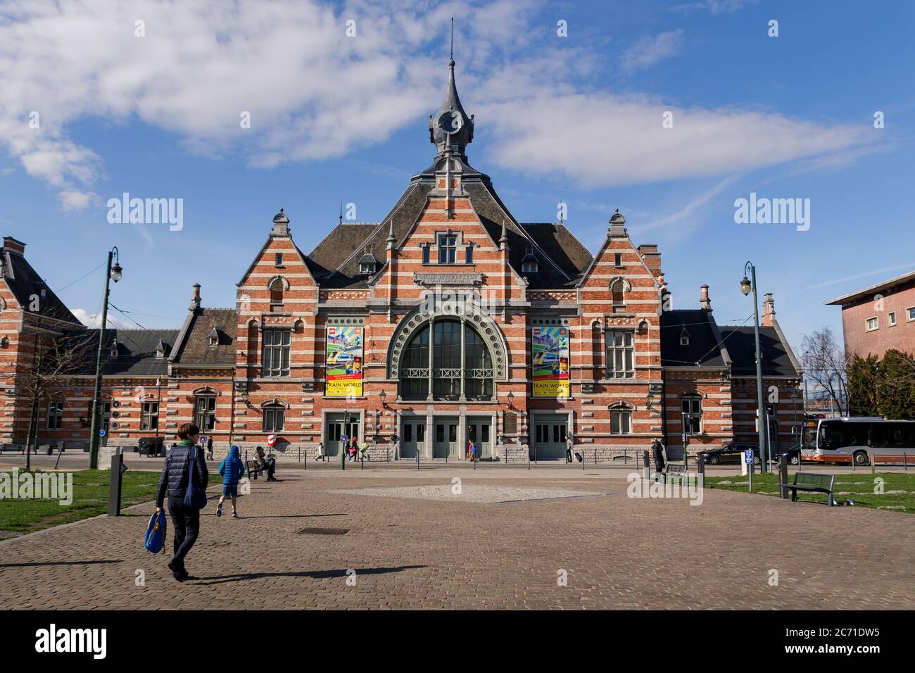 Schaarbeek, capitale della Regione di Bruxelles, Belgio - 8 marzo 2019 : facciata della stazione ferroviaria di Schaarbeek (fr : Schaerbeek) e la sqare Pricess Elisabe Foto Stock