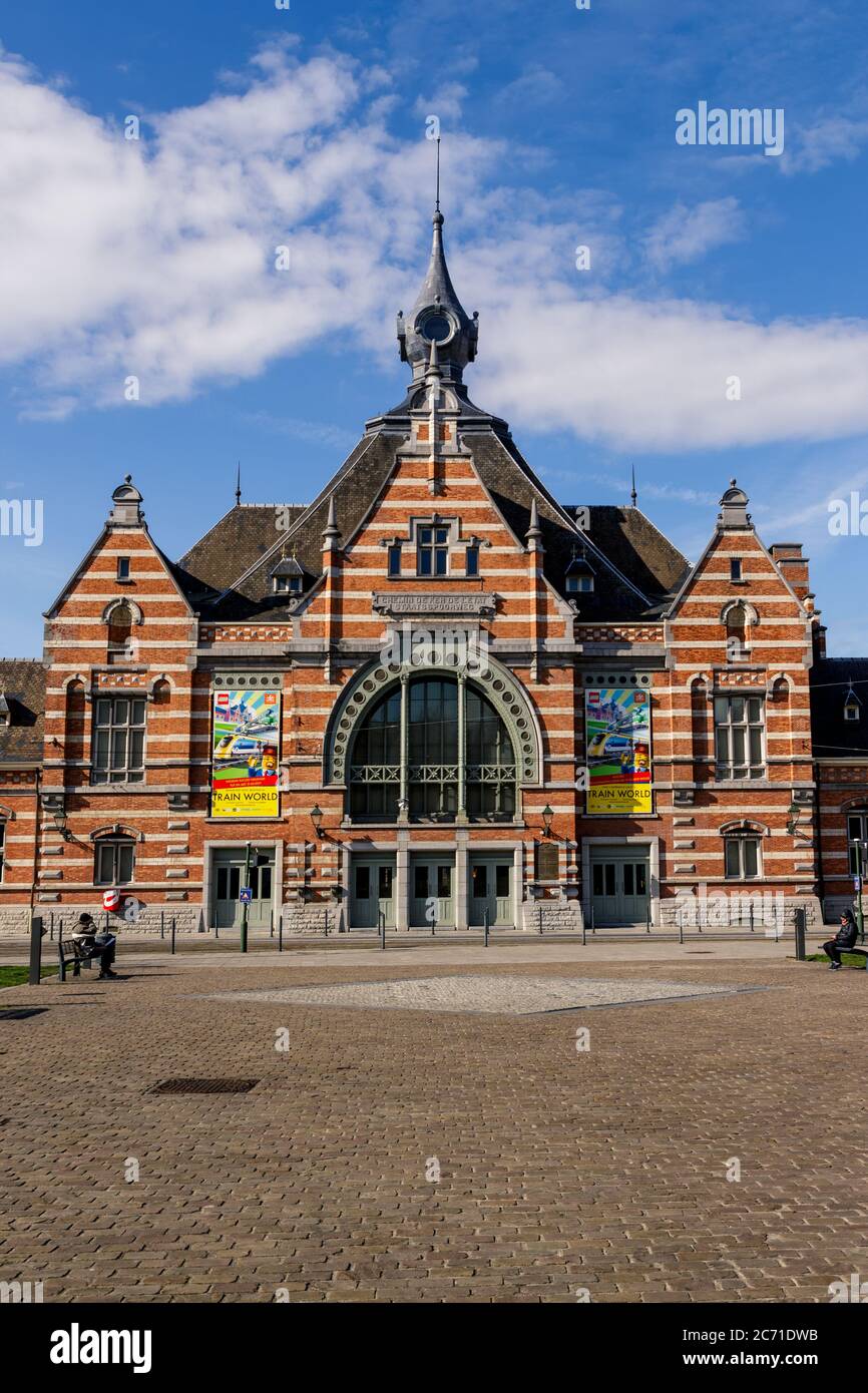 Schaarbeek, capitale della Regione di Bruxelles, Belgio - 8 marzo 2019 : facciata della stazione ferroviaria di Schaarbeek (fr : Schaerbeek) e la sqare Pricess Elisabe Foto Stock