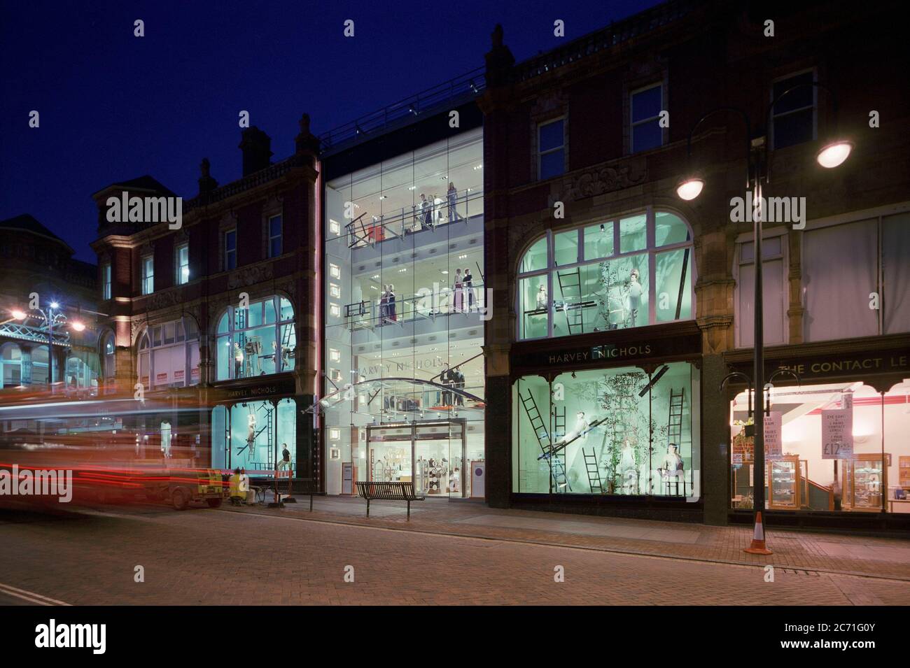 1997, l'Harvey Nichols Store di recente apertura a Briggate Leeds, West Yorkshire, Inghilterra del Nord, Regno Unito di notte Foto Stock