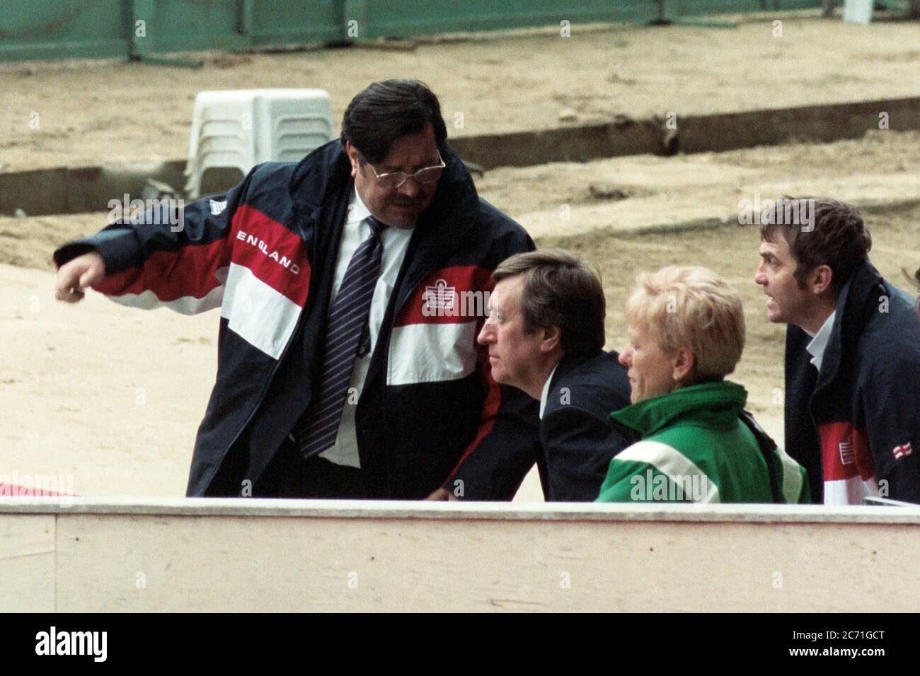 Ricky Tomlinson durante le riprese come suona Mike Bassett England manager al Wembley Stadium, Londra 1998 Foto Stock