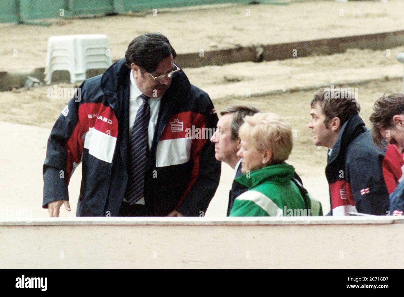 Ricky Tomlinson durante le riprese come suona Mike Bassett England manager al Wembley Stadium, Londra 1998 Foto Stock