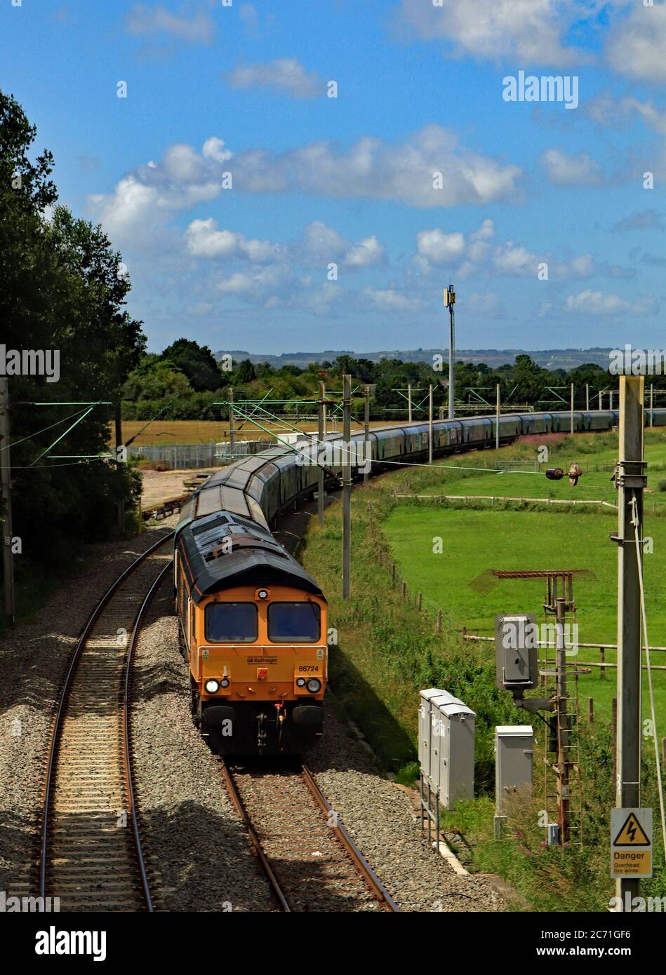 La locomotiva diesel GBRF n. 66724 lascia la WCML a Hartford Junction a Cheshire con un treno biomass da Liverpool a Drax. Foto Stock