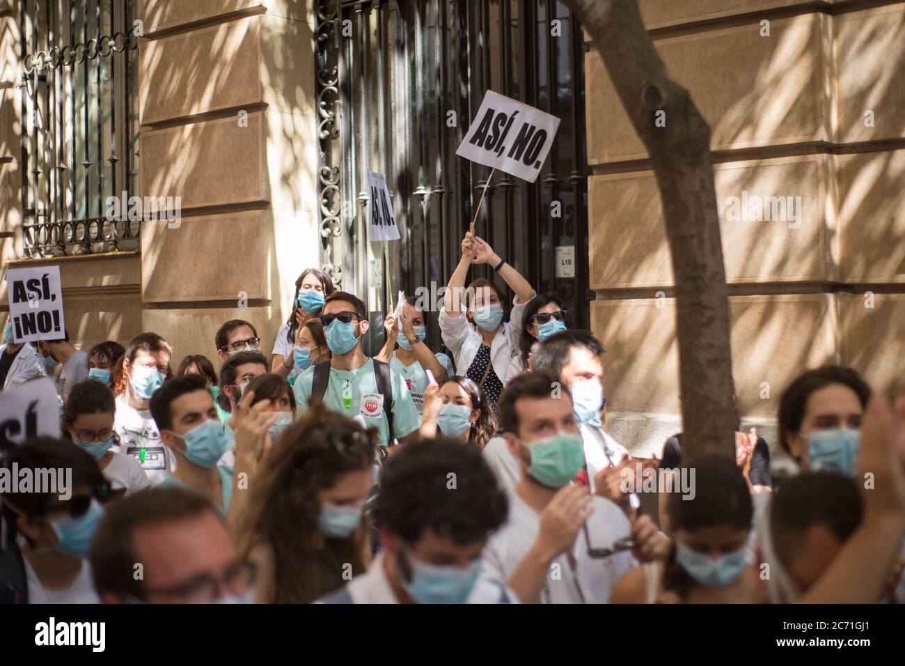 Madrid, Spagna. 13 luglio 2020. La protesta del MIR (residenti in medicina interna) durante il primo giorno dello Sciopero indefinito nelle strade di Madrid. Più di 2,999 medici residenti sostengono il primo giorno dello sciopero per chiedere alla Comunità di Madrid di negoziare con loro un accordo collettivo per porre fine ai turni che considerano contratti abusivi e precari. (Foto di Fer Capdepon Arroyo/Pacific Press) Credit: Pacific Press Agency/Alamy Live News Foto Stock