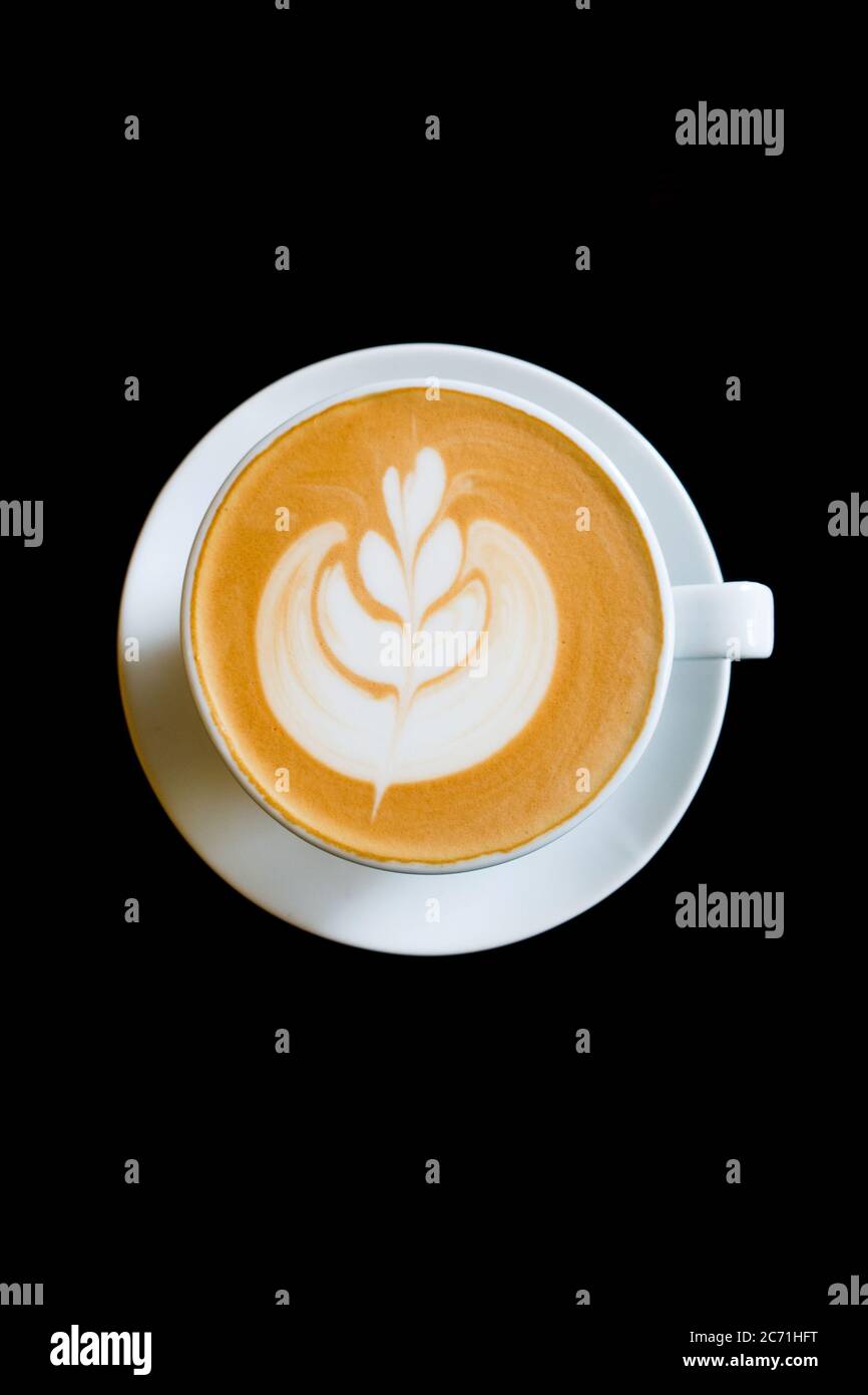 Primo piano di un caffè in una tazza bianca con sfondo nero Foto Stock