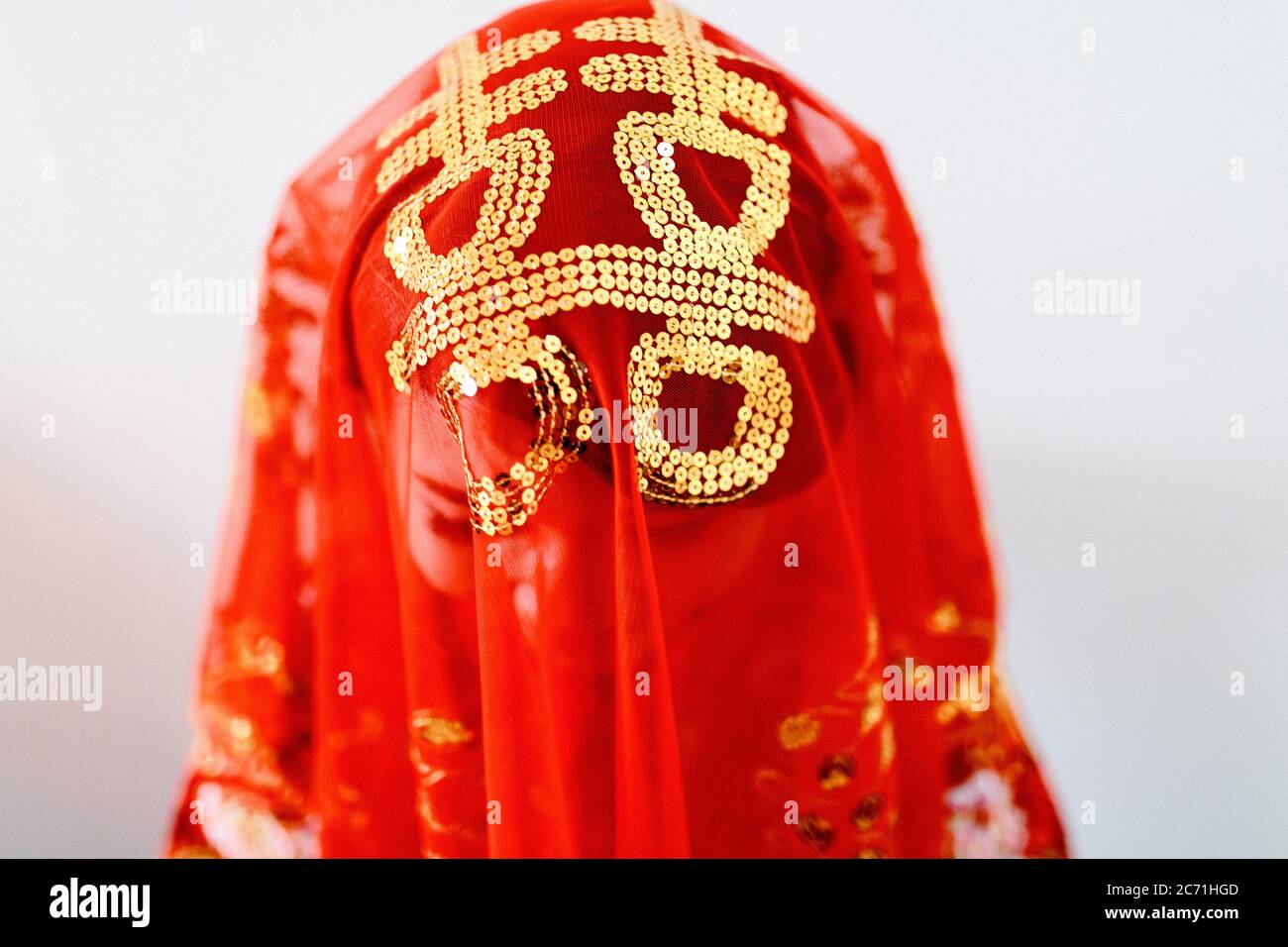 Penang, Malesia - 09 gennaio 2016 : una sposa di un tradizionale matrimonio cinese che ricopre la testa con un velo rosso con le parole 'prosperità' a Bayan Foto Stock