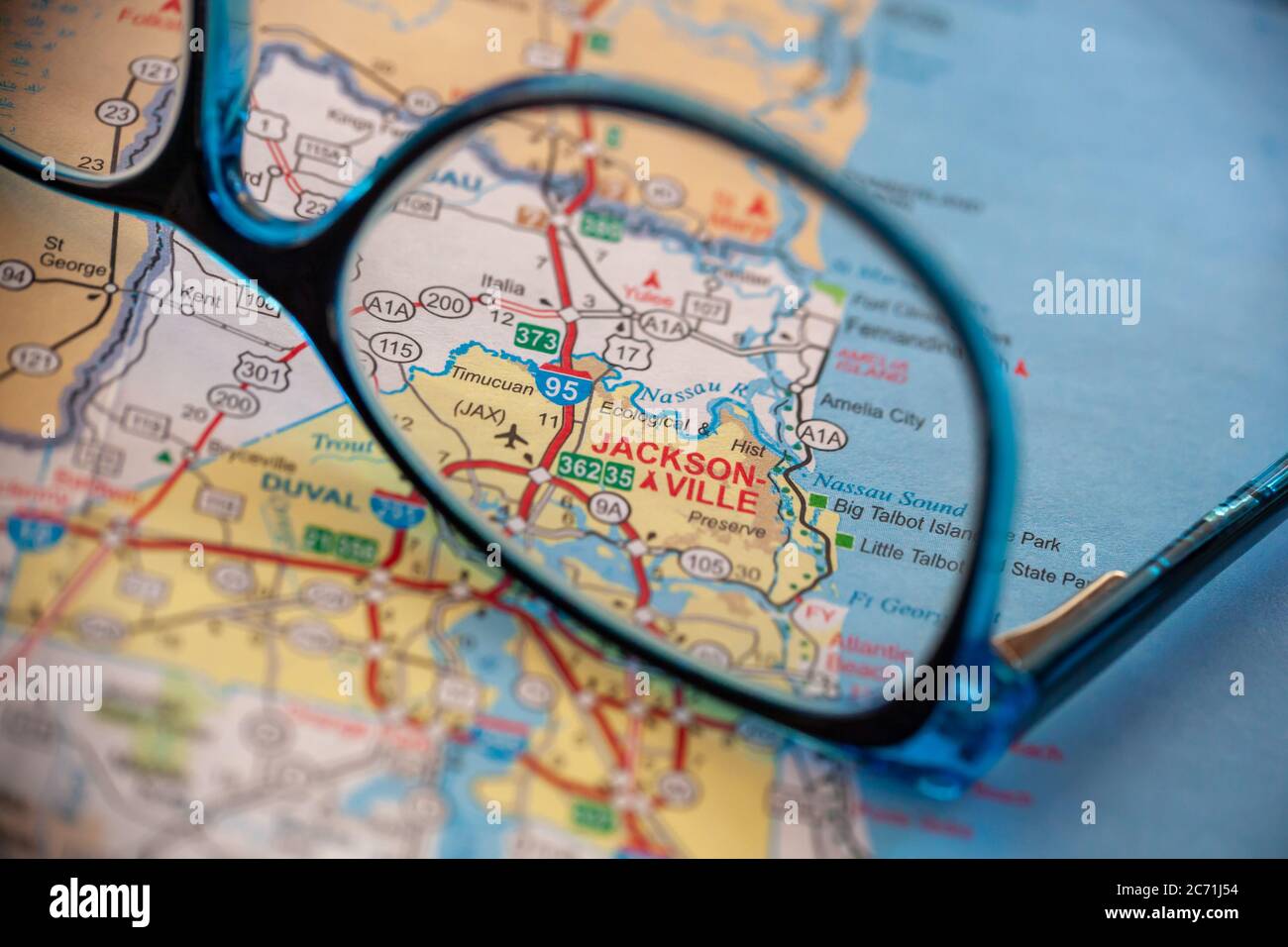 WOODBRIDGE, NEW JERSEY - 13 luglio 2020: Una mappa della Florida è mostrata con un fuoco su Jacksonville attraverso un paio di occhiali Foto Stock