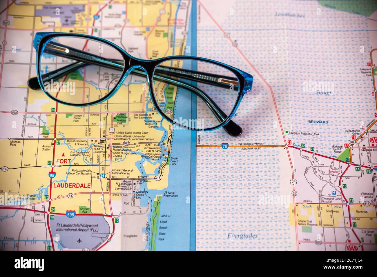 WOODBRIDGE, NEW JERSEY - 13 luglio 2020: Una mappa della Florida è mostrata con un paio di occhiali, zona di Fort Lauderdale Foto Stock