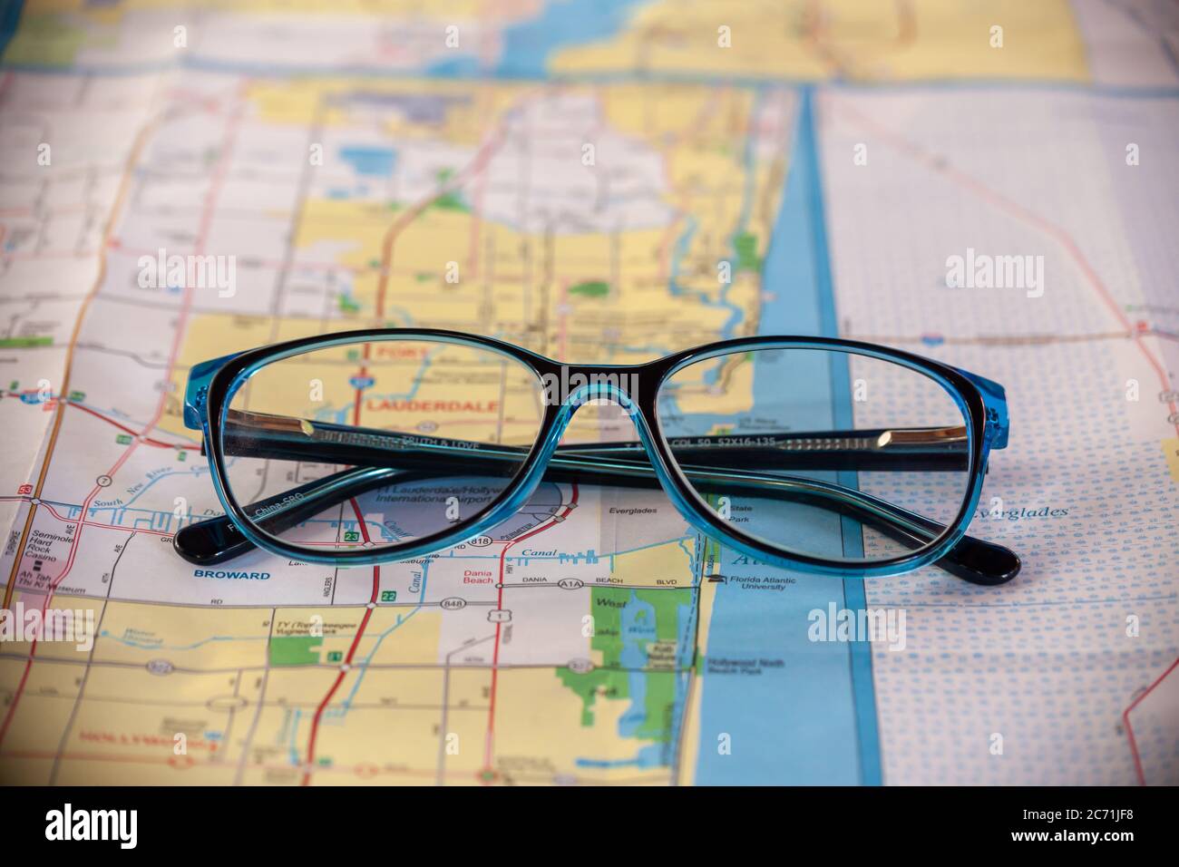 WOODBRIDGE, NEW JERSEY - 13 luglio 2020: Una mappa della Florida è mostrata con un paio di occhiali Foto Stock