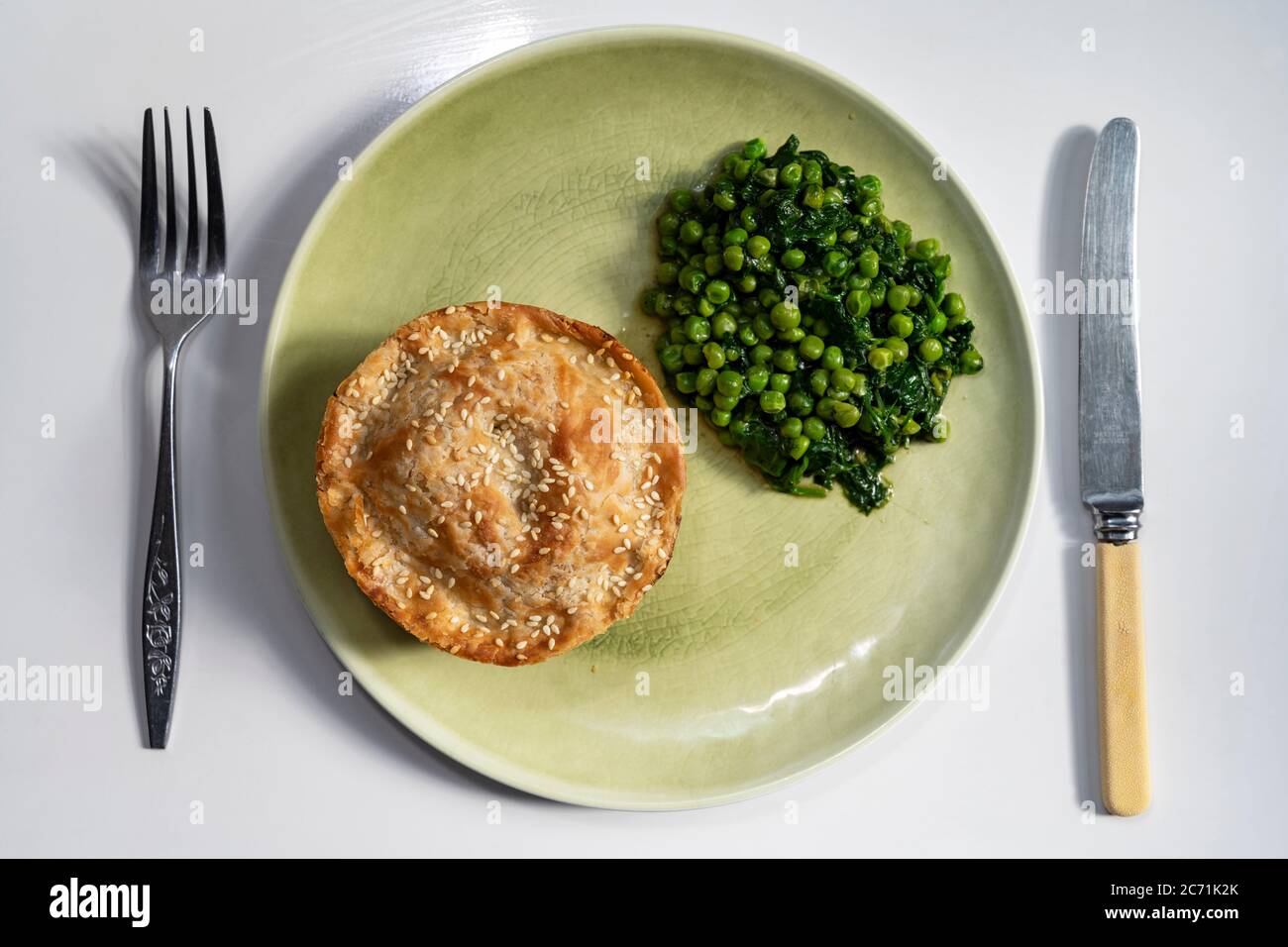 Formaggio di capra Pieminister Heidi e torta di potaoe dolce con spinaci e piselli Foto Stock