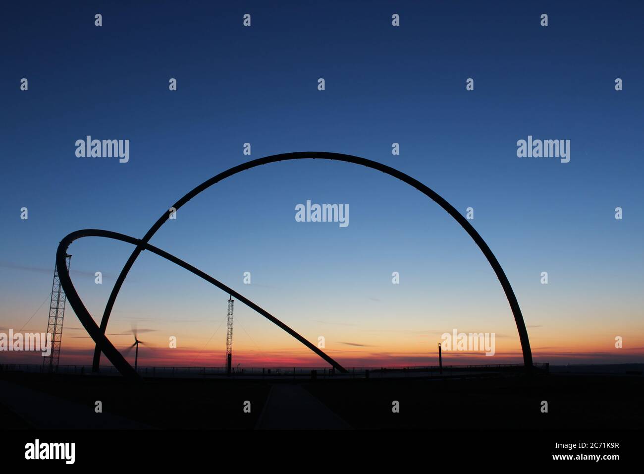 Horizontobservatorium a Halde Hoheward, Herten, NRW, Germania, durante il tramonto; il cambiamento strutturale nella zona della Ruhr consente nuovi usi di scorte ex. Foto Stock
