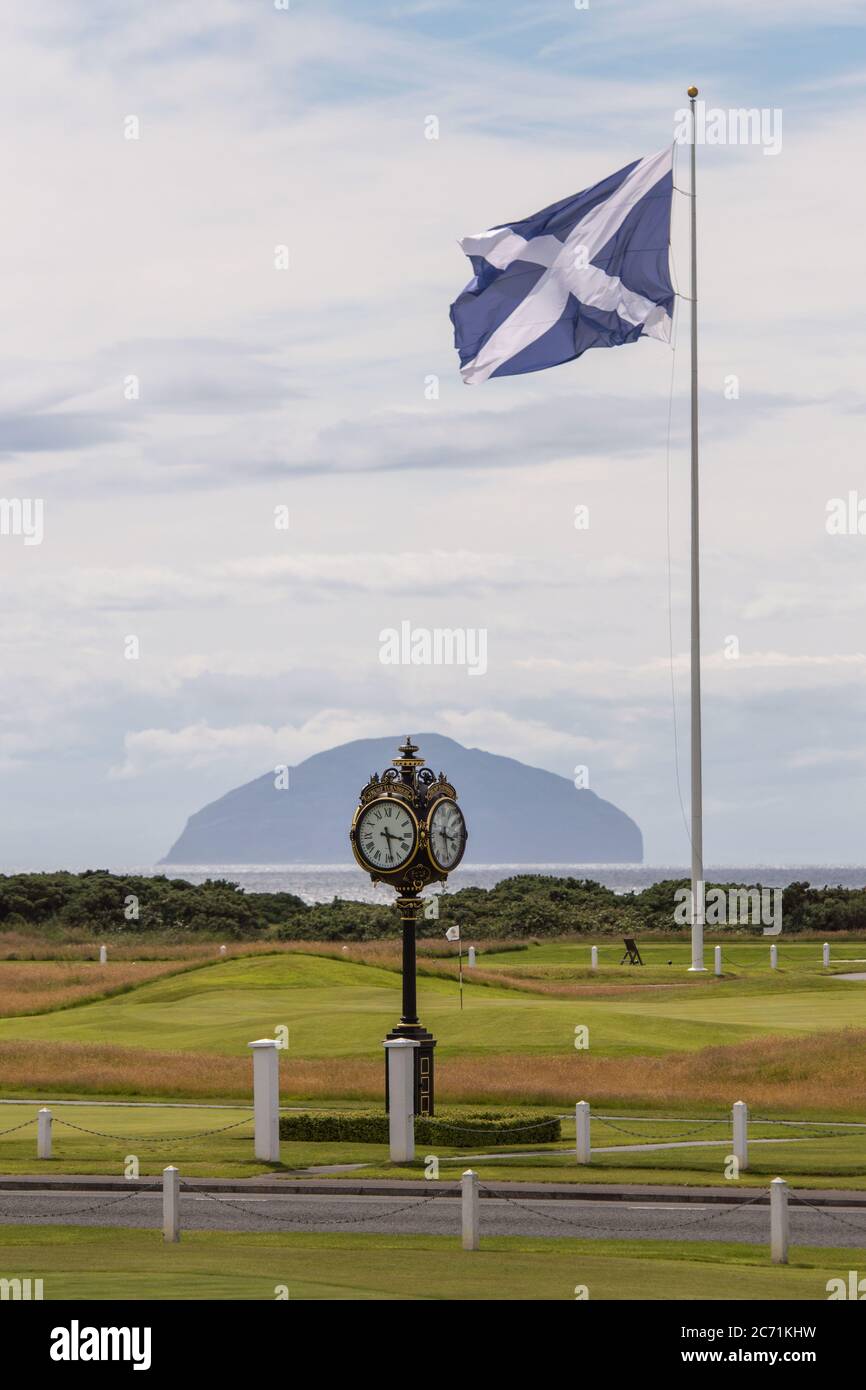 Turnberry, Scozia, Regno Unito. 13 luglio 2020. Nella foto: Sono stati fatti nuovi inviti a indagare sui rapporti commerciali di Trump dopo che il resort Trump Turnberry sta cercando di espandere il resort e di costruire un nuovo sviluppo sulla terra circostante a ovest del complesso alberghiero. Credit: Colin Fisher/Alamy Live News Foto Stock