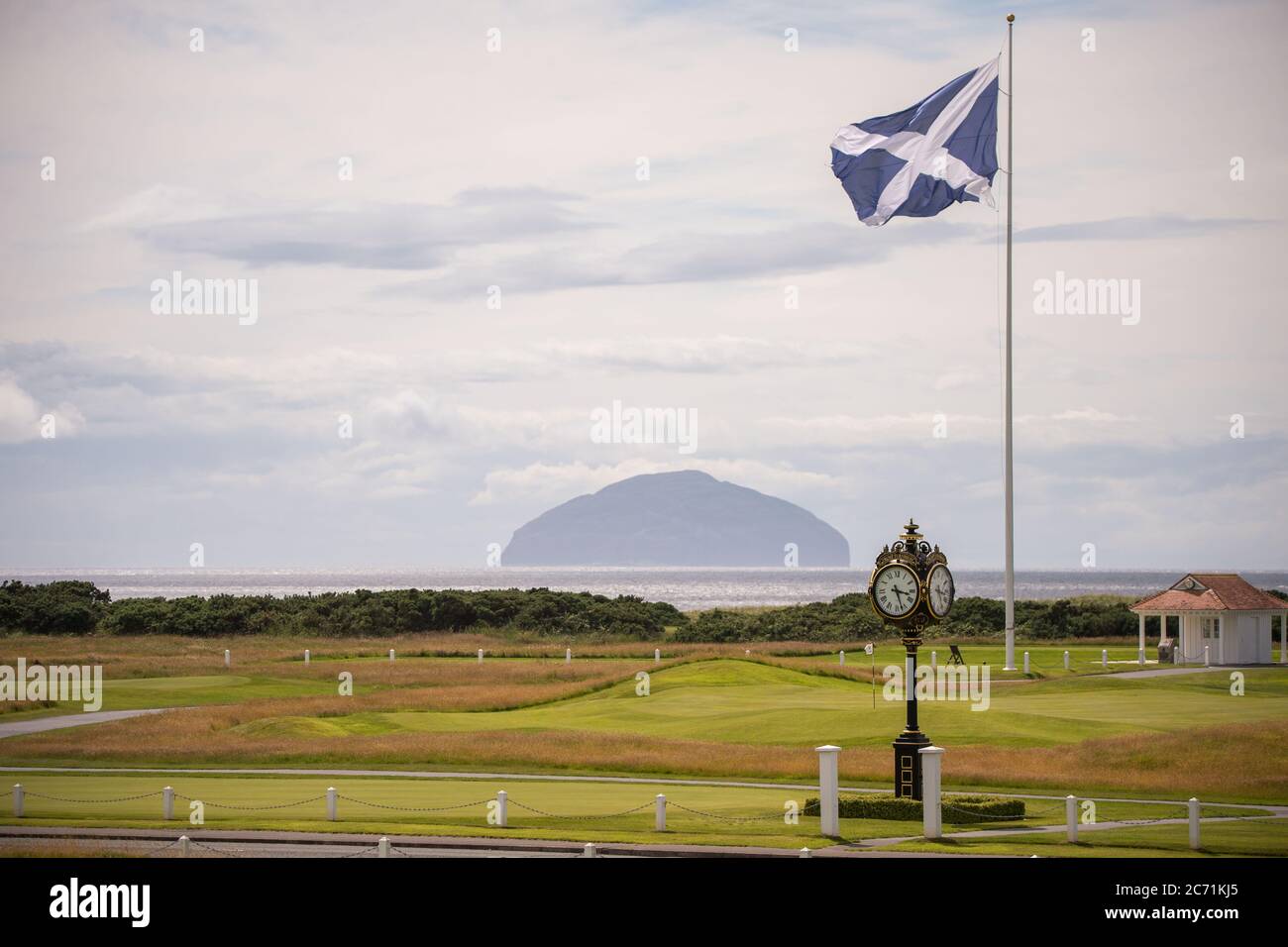 Turnberry, Scozia, Regno Unito. 13 luglio 2020. Nella foto: Sono stati fatti nuovi inviti a indagare sui rapporti commerciali di Trump dopo che il resort Trump Turnberry sta cercando di espandere il resort e di costruire un nuovo sviluppo sulla terra circostante a ovest del complesso alberghiero. Credit: Colin Fisher/Alamy Live News Foto Stock