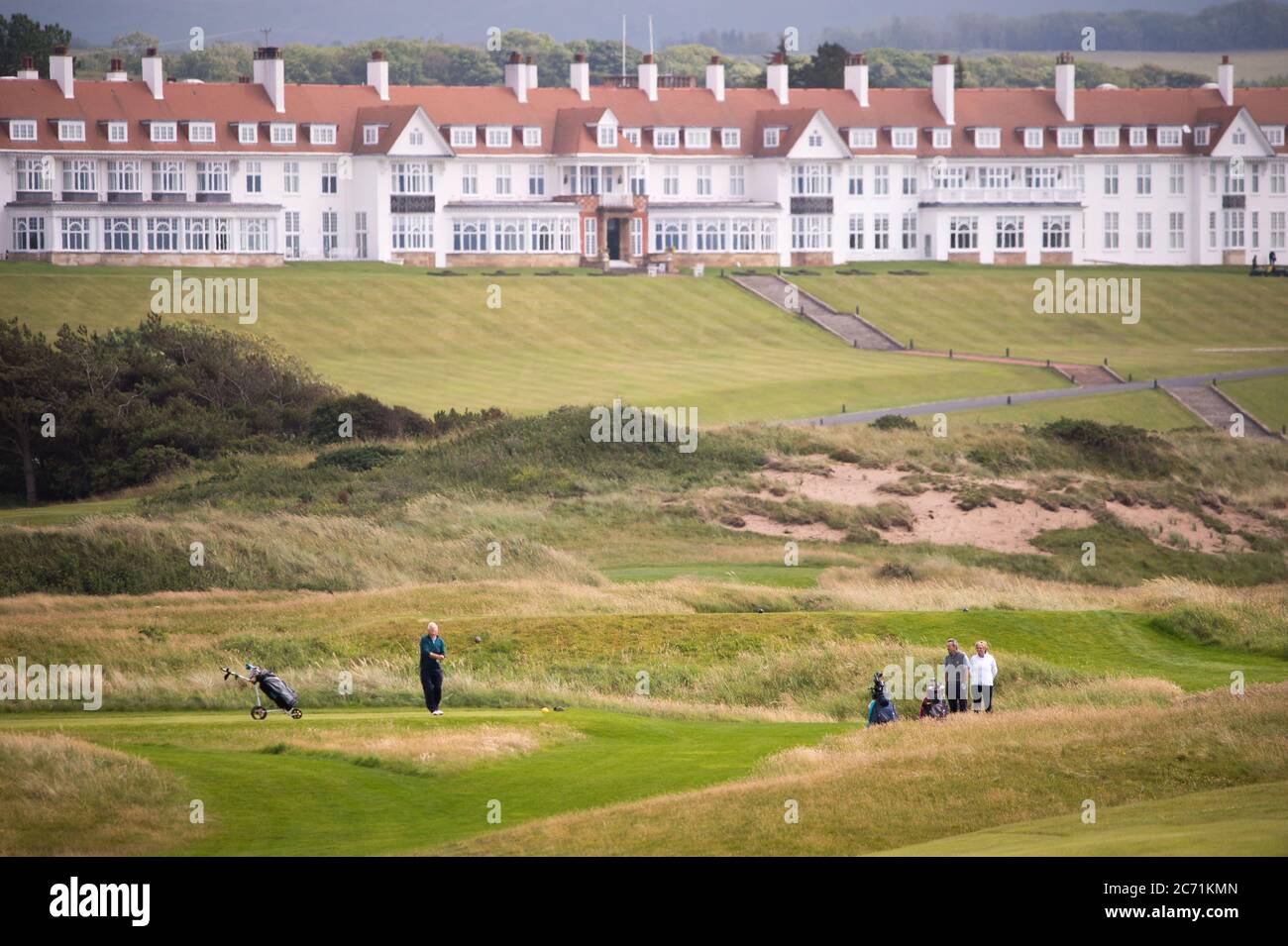 Turnberry, Scozia, Regno Unito. 13 luglio 2020. Nella foto: Sono stati fatti nuovi inviti a indagare sui rapporti commerciali di Trump dopo che il resort Trump Turnberry sta cercando di espandere il resort e di costruire un nuovo sviluppo sulla terra circostante a ovest del complesso alberghiero. Credit: Colin Fisher/Alamy Live News Foto Stock