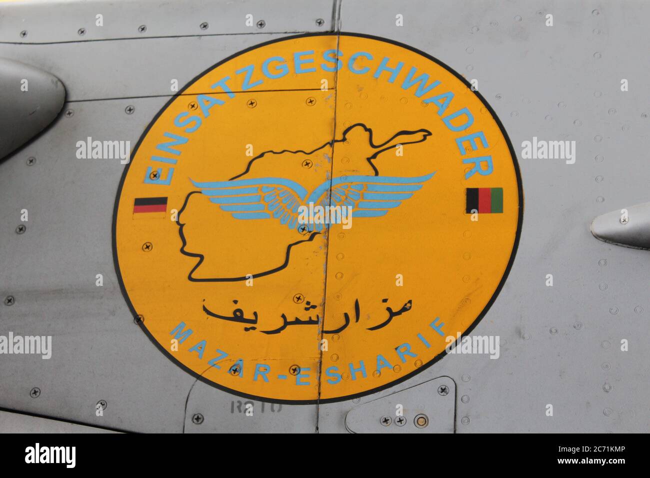 Badge di 'Einsatzgeschwader Mazar-e Sharif' (Aeronautica militare tedesca) sull'ingresso a tribordo di un jet da combattimento multirruolo Panavia Tornado Foto Stock