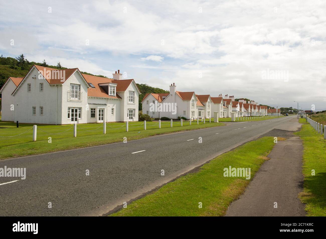 Turnberry, Scozia, Regno Unito. 13 luglio 2020. Nella foto: Sono stati fatti nuovi inviti a indagare sui rapporti commerciali di Trump dopo che il resort Trump Turnberry sta cercando di espandere il resort e di costruire un nuovo sviluppo sulla terra circostante a ovest del complesso alberghiero. Credit: Colin Fisher/Alamy Live News Foto Stock