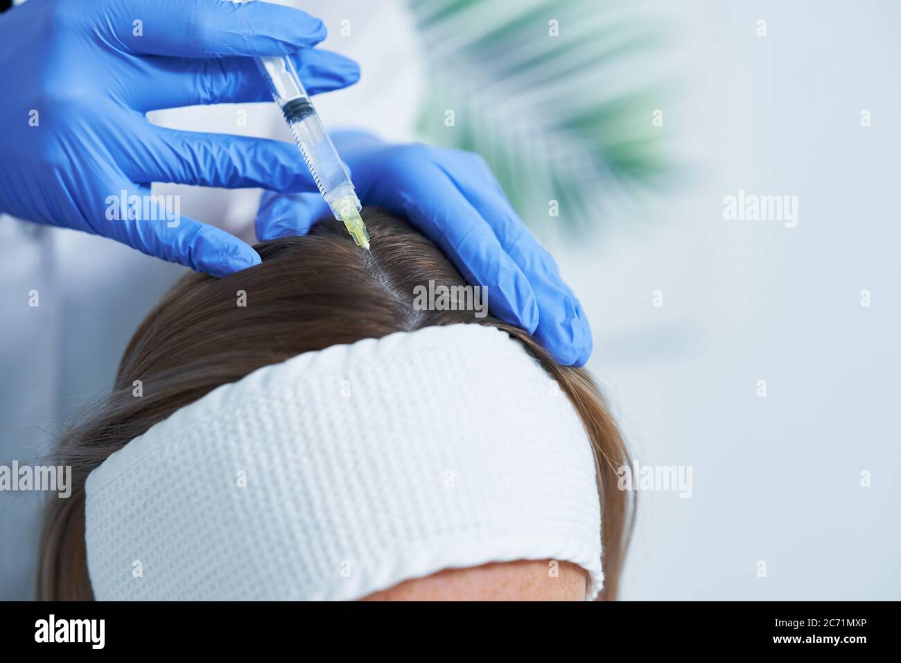 Donna adulta in salone di bellezza Foto Stock