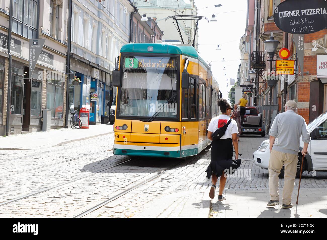 Norrkoping, Svezia - 3 luglio 2020: Tram giallo in servizio sulla linea 3 in via Drottninggatan. Foto Stock