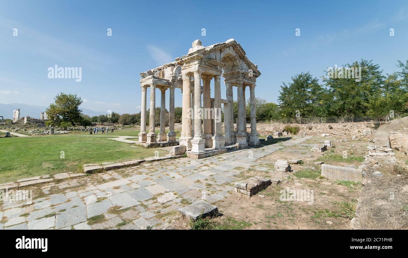 Aydin, Turchia - Ottobre 2015 - le rovine di Tetrapononia, un tempo una porta monumentale in Turchia Afrodisia con vista sulle montagne sullo sfondo Foto Stock