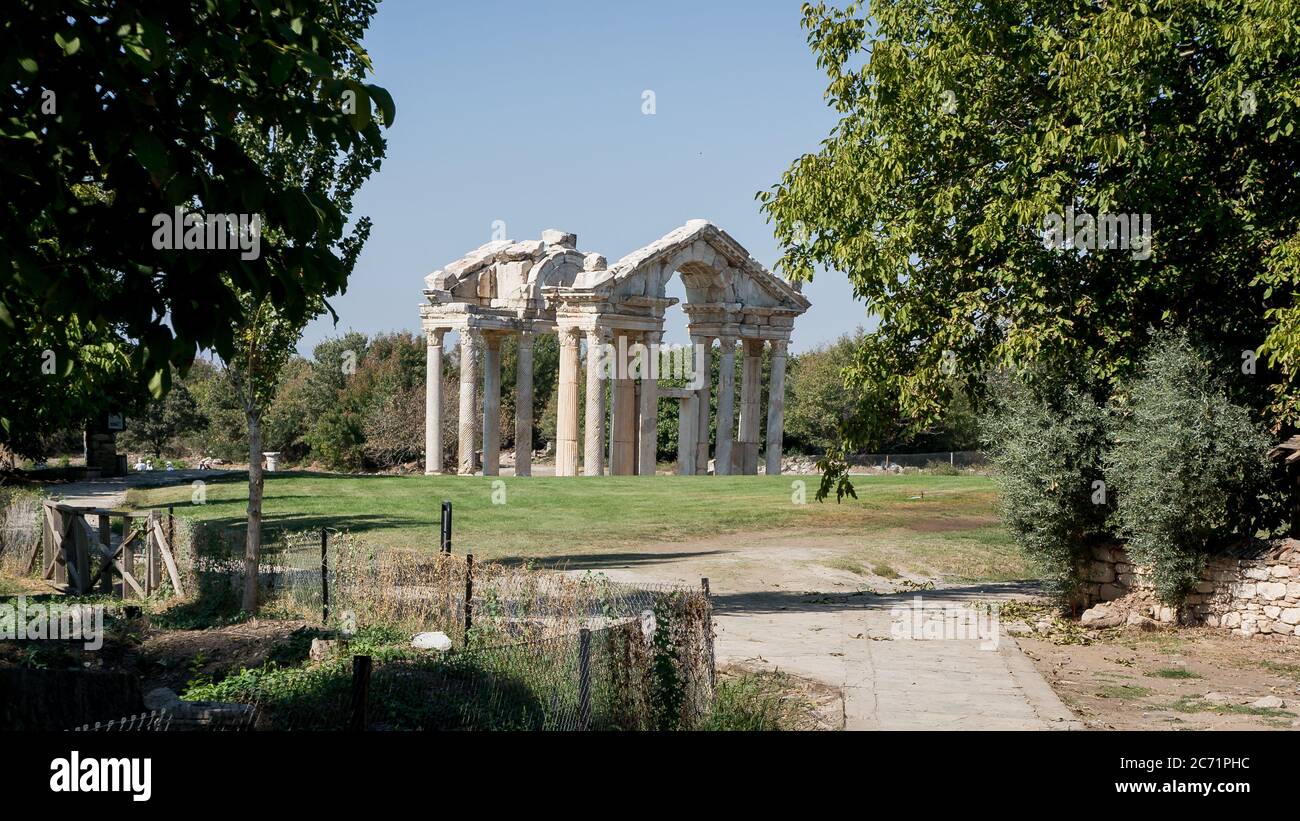 Aydin, Turchia - Ottobre 2015 - le rovine di Tetrapononia, un tempo una porta monumentale in Turchia Afrodisia con vista sulle montagne sullo sfondo Foto Stock