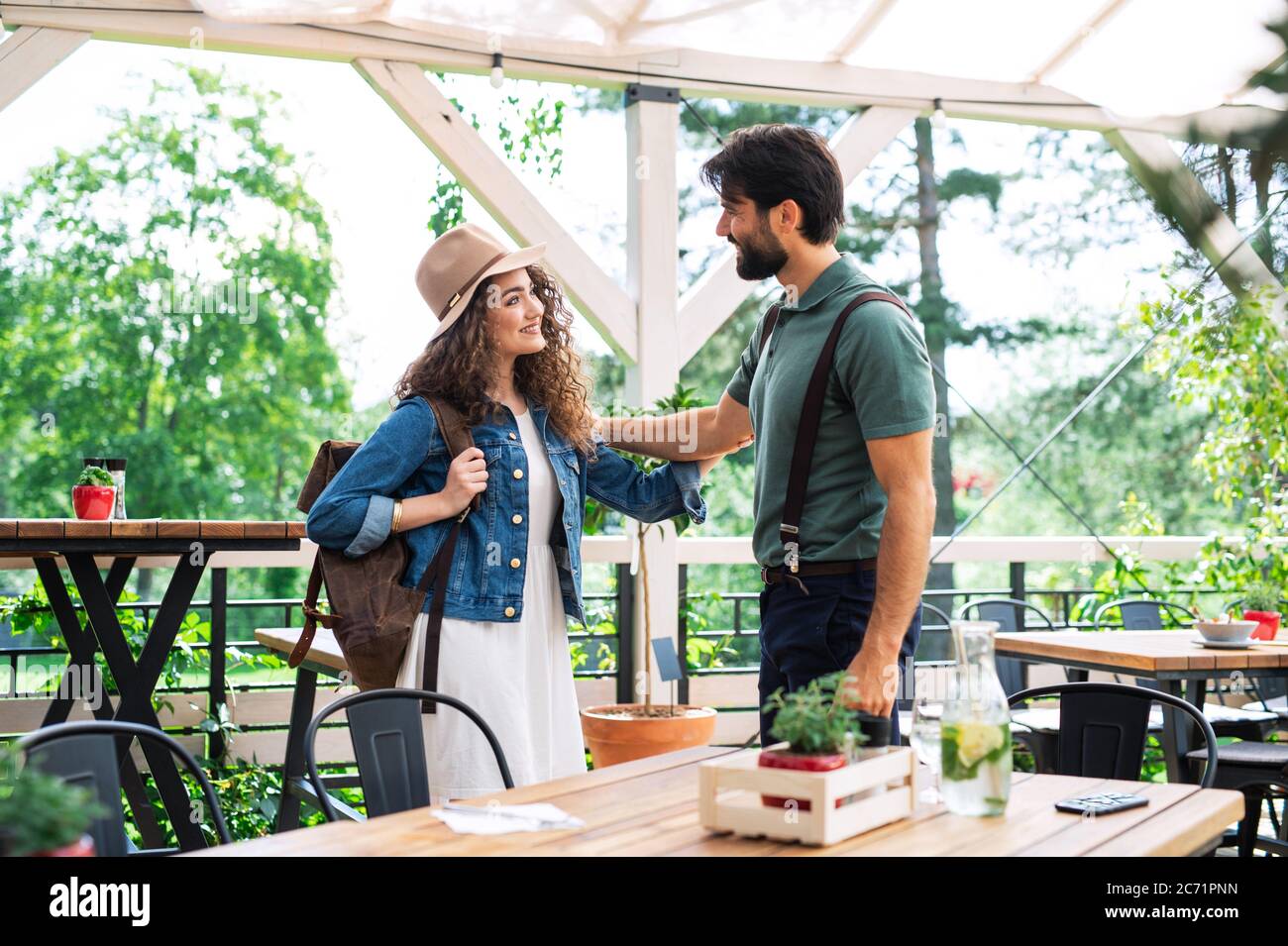 Felice coppia saluto all'aperto sulla terrazza ristorante, fine della chiusura. Foto Stock