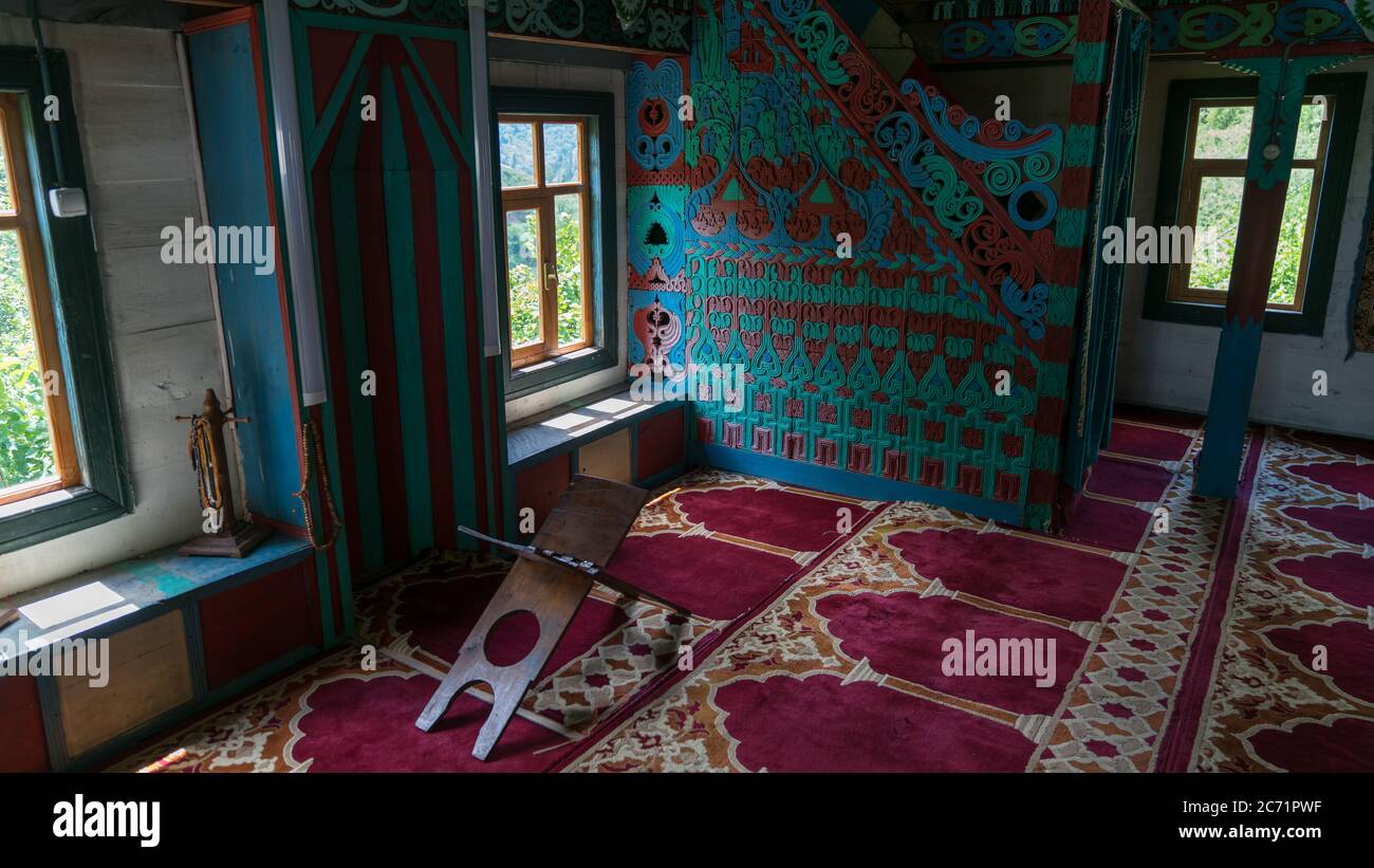 Artvin, Turchia - Luglio 2018: Coloratissima pittura interna e decorazione della moschea nel villaggio iremit maral di Artvin, Turchia Foto Stock