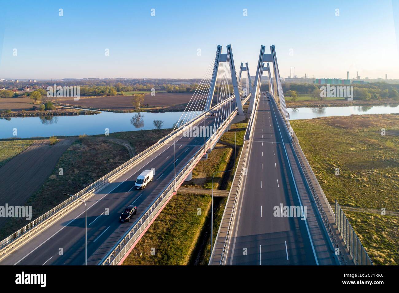 Nuovo moderno ponte a due corsie con ampie strade a tre corsie sul fiume Vistola a Cracovia, Polonia. Parte della circonvallazione intorno a Cracovia. Via aerea Foto Stock