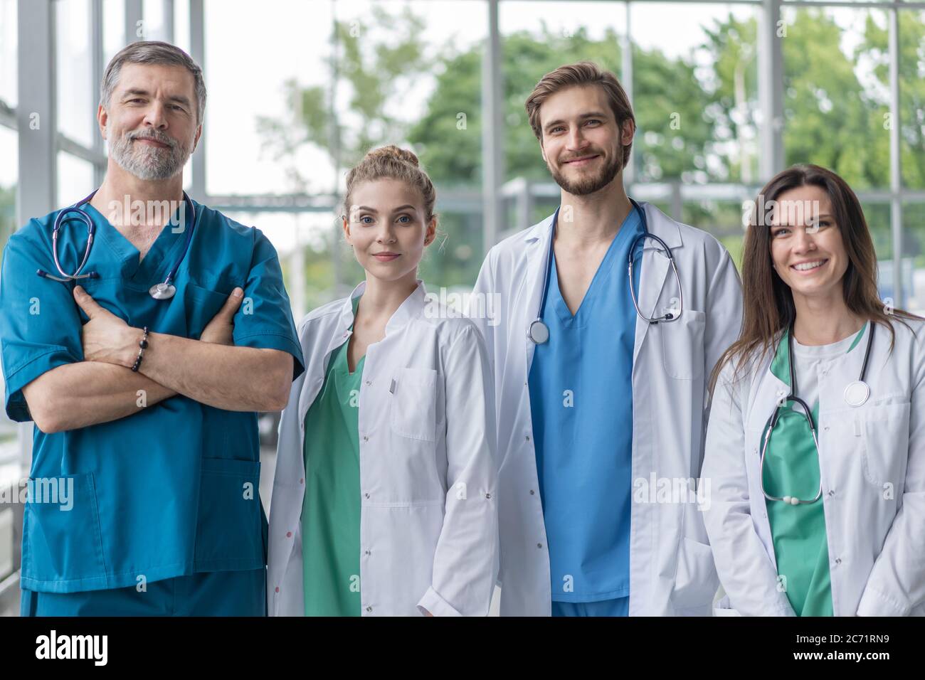 Gruppo di personale medico sorridente all'ospedale. Foto Stock