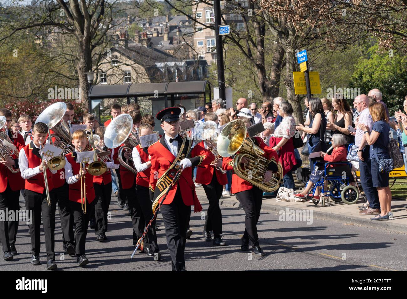 La Tewit Youth Band ha marciato e suonato strumenti musicali all'apertura dell'Harrogate International Youth Music Festival, Harrogate, Regno Unito. Foto Stock