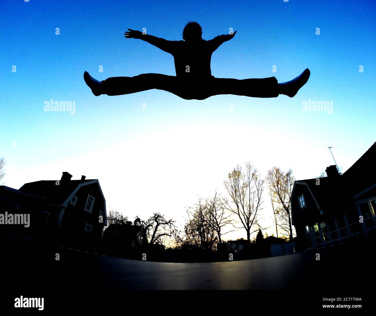 Un piccolo ragazzo che salta su un trampolino. Foto di Jeppe Gustafsson Foto Stock