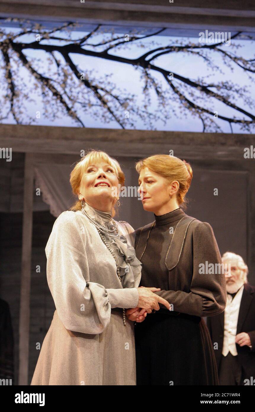 l-r: Diana Rigg (Ranyevskaya), Jemma Redgrave (Varya) con Frank Finlay (Firs) nel FRUTTETO DI CILIEGIA di Anton Chekhov al Chichester Festival Theatre, West Sussex, Inghilterra 23/05/2008 design: Leslie Travers illuminazione: Rick Fisher regista: Philip Franks Foto Stock