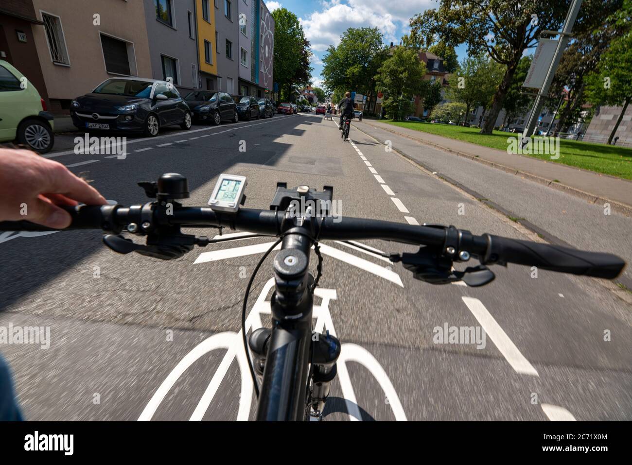La strada ciclabile, i ciclisti hanno priorità sul traffico automobilistico, nuovi assi per biciclette attraverso Essen, qui nel distretto di Rüttenscheid, Kahrstrasse, parte del Foto Stock