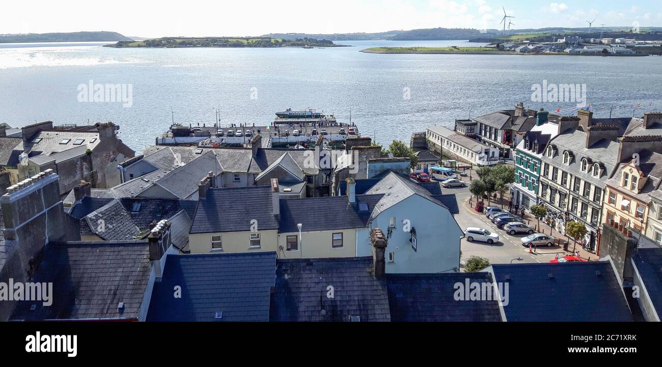 Vista su Cobh, County Cork, Irlanda verso il porto di Cork e Spike Island. Foto Stock