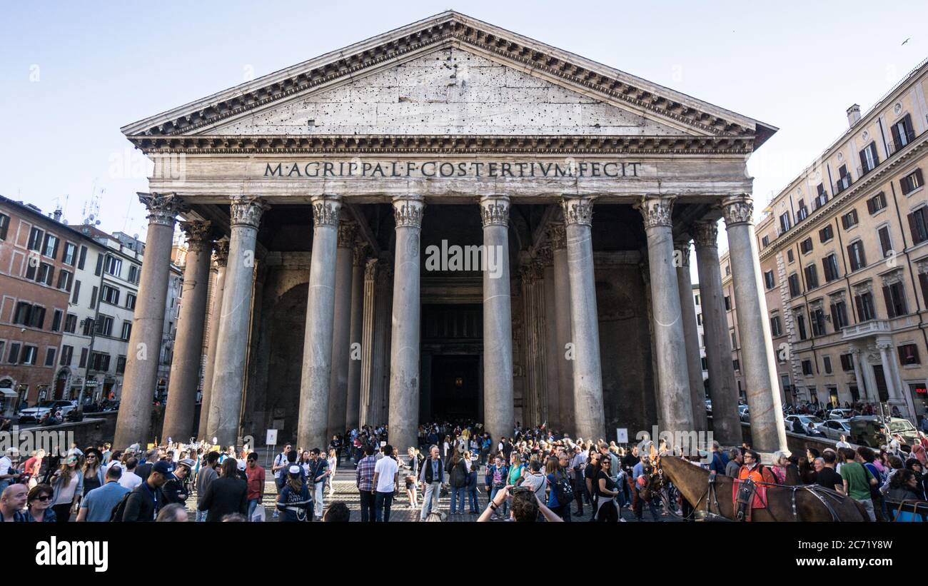 Roma, Italia - Marzo 2017: Pantheon a Roma con turisti che circondano l'edificio Foto Stock