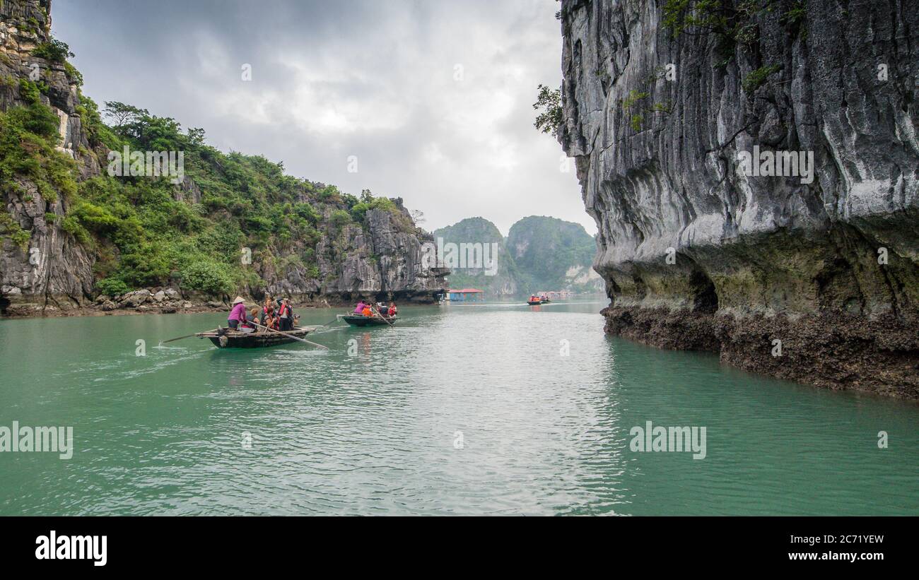 Ha Long Bay, Vietnam - 02 dicembre 2015: Turisti canottaggio barche attraverso grotte a ha Long Bay in Vietnam Foto Stock