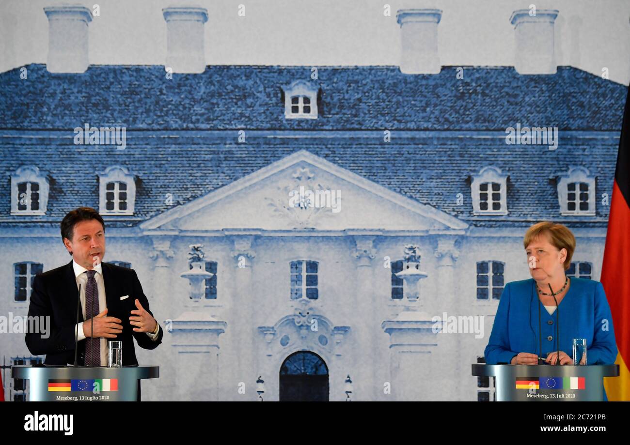 Meseberg, Germania. 13 luglio 2020. La cancelliera tedesca Angela Merkel (CDU) e il primo ministro italiano Giuseppe Conte terrà una conferenza stampa dopo i colloqui avuti presso la Guest House del governo federale al Castello di Meseberg. Credit: Tobias Schwarz/AFP pool/dpa/Alamy Live News Foto Stock