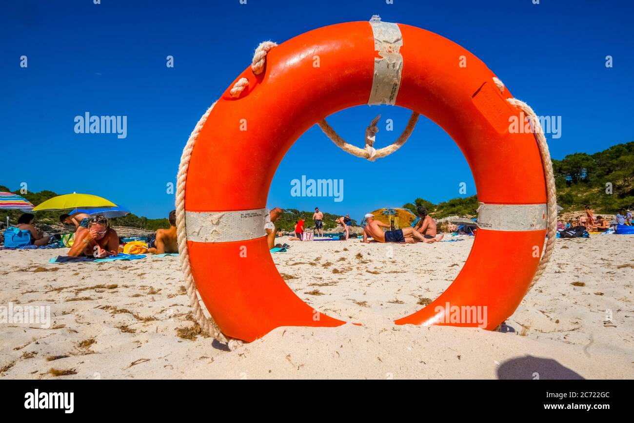 Cintura di sicurezza presso la spiaggia appartata nel Parc Natural de Mondrago e la spiaggia S'amador con numerosi bagnanti, che di solito mantenere la distanza minima durante Foto Stock