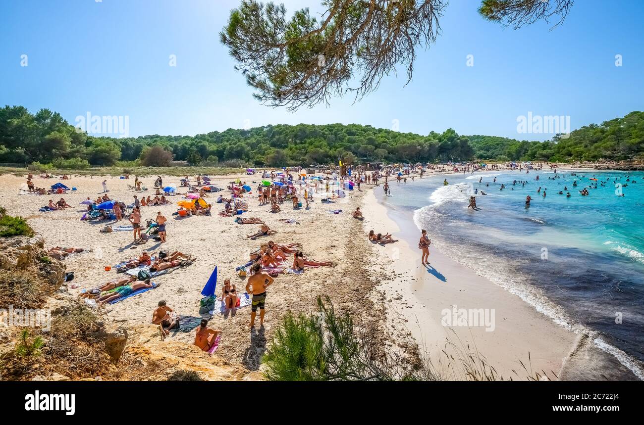 Spiaggia solitaria nel Parc Natural de Mondrago e spiaggia S'amador con numerosi bagnanti, che di solito mantenere la distanza minima durante il pandemi Corona Foto Stock