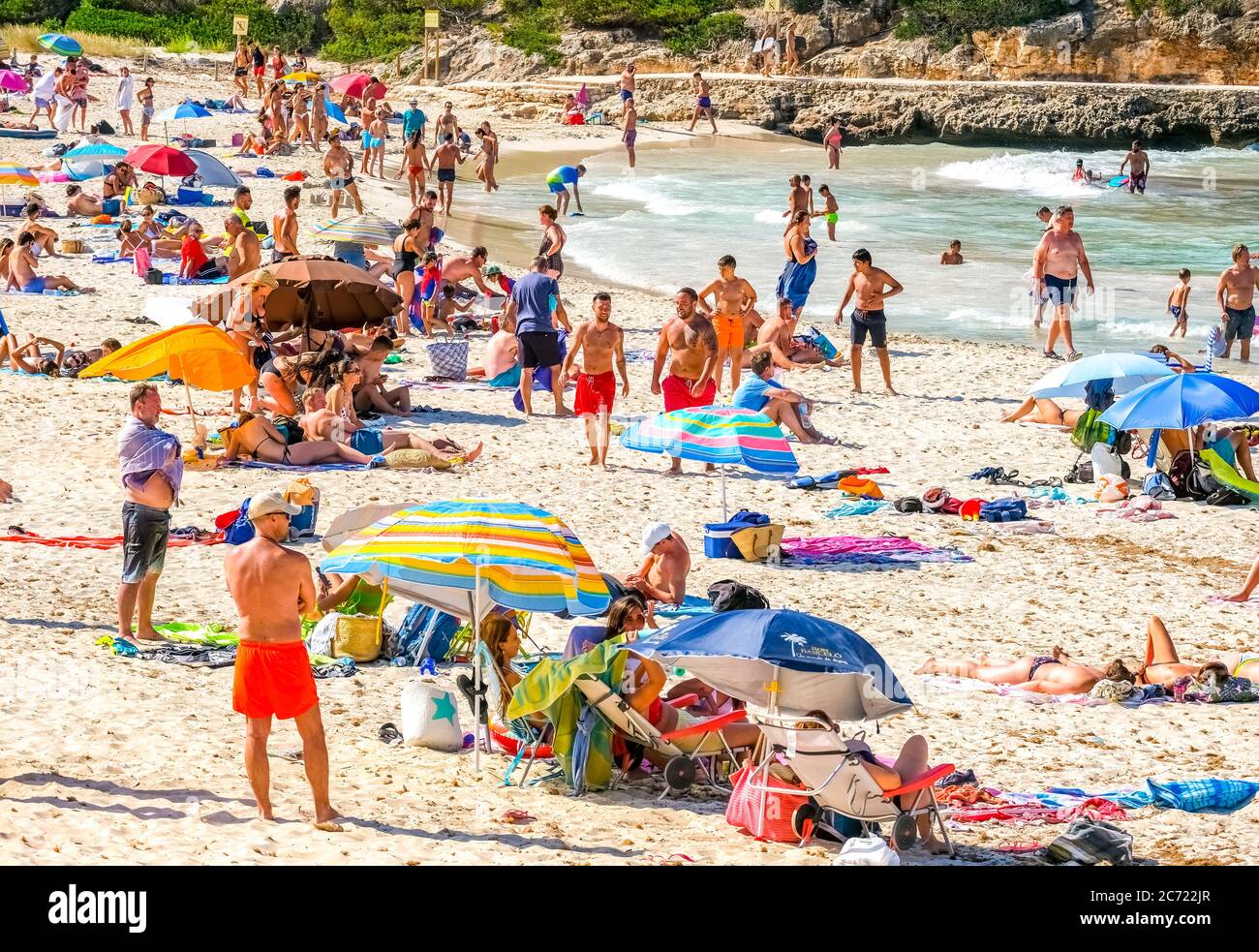 Spiaggia solitaria nel Parc Natural de Mondrago e spiaggia S'amador con numerosi bagnanti, che di solito mantenere la distanza minima durante il pandemi Corona Foto Stock