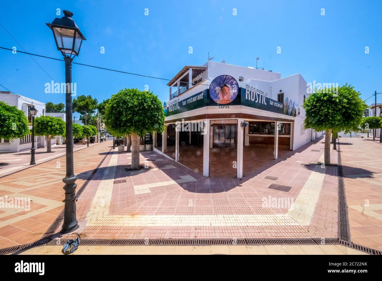 Negozi chiusi nella località turistica precedentemente frequentata Cala d'Or, sulla costa sud-orientale di Maiorca, l'imminente obbligo generale di mascherare Foto Stock