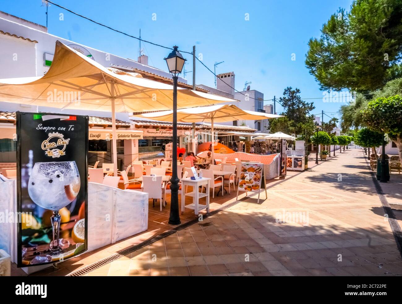 , , ristoranti poco frequentati e negozi chiusi nella località turistica precedentemente ben frequentata Cala d'Or sulla costa sud-orientale di Maiorca. Il Foto Stock